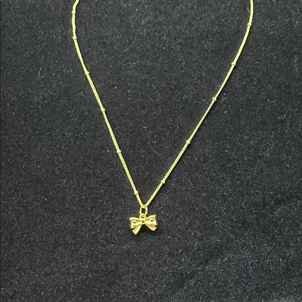 Elegant Gold Bow Necklace